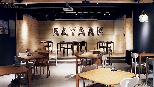 
5. 店內有一個舞台，燈光音響配備齊全，可容納100到120人。