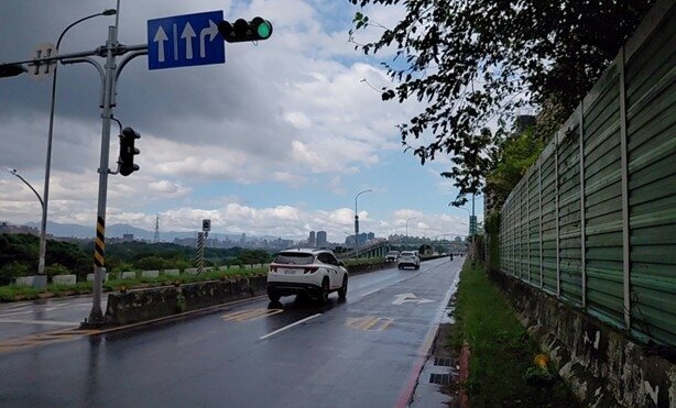 擺接堡路往板橋方向民權街至金安街段調整為混合車道，並降速為時速40公里。圖／新北交通局提供