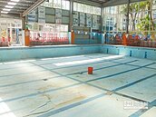 災後擺爛　三民泳池如廢墟