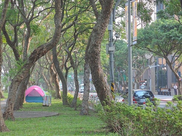 高雄果菜市場土地不義徵收住戶自救會，在小英總統家樓下絕食抗議(好房網News記者陳韋帆攝影)