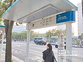 候車亭通電進度慢　柯不滿