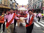 等了半世紀　彰化媽遶境大里地區信眾熱烈歡迎