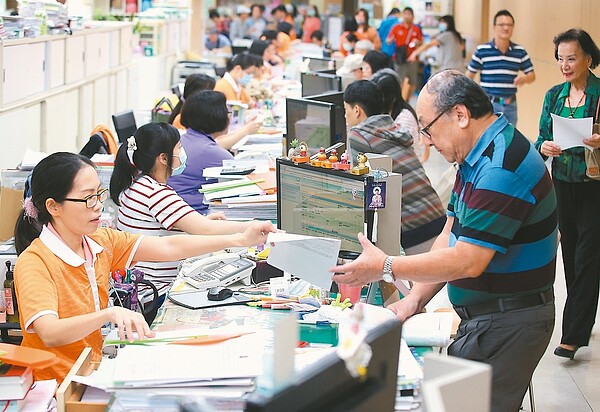 今年所得稅及遺贈稅稅收大增,財政部預估,全年總稅收將達二點二兆元,連續三年超徵千億元,有利政府財政空間與運作。 本報資料照片