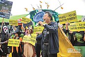 民團扮鬼上街「不拆巨蛋就完蛋」