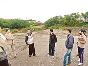 砂石疑遭盜採　農地變大峽谷 