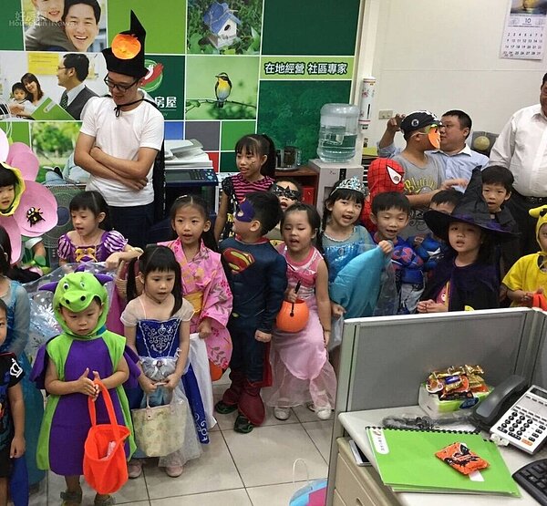 有巢氏房屋聚集要過萬聖節的社區小朋友