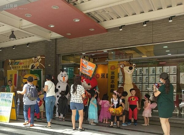 永慶同仁扮成大玩偶在店門口等待小朋友到來
