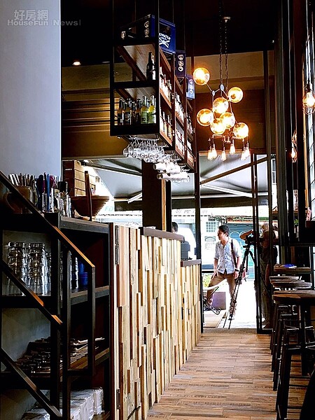 4.櫃台用木頭棧板拼接而成，跟店內木頭裝潢相互呼應。
