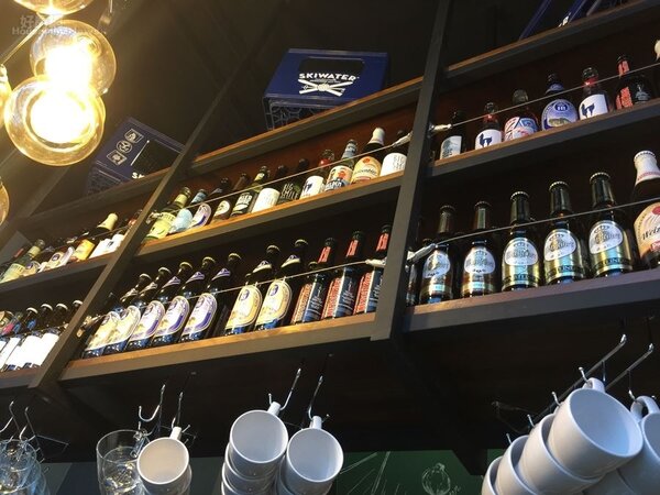 8.餐廳一樓櫃台上方有啤酒櫃，是Shawn特選來的啤酒，瓶身可愛、口味特別，放在櫃台上方替店裡面的氣質加分。
