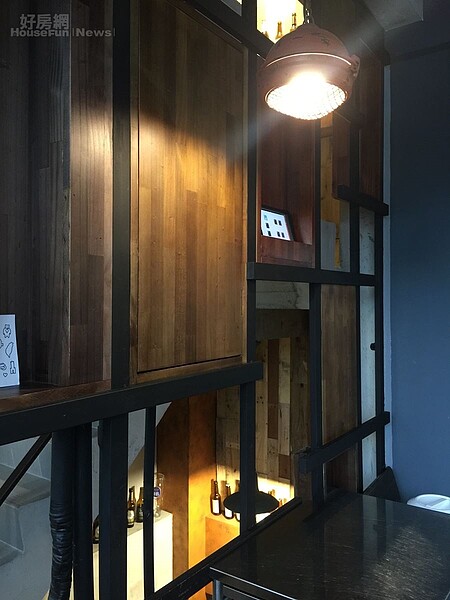 5.把牆打掉改以木板跟空格交錯的屏風代替，穿透性更好，空間感也更大。
