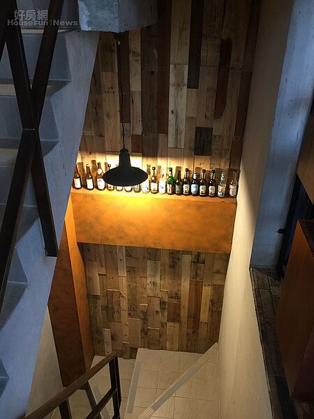 6.樓梯間以木棧板跟仿舊刷漆，樓梯底部則保留原貌。
