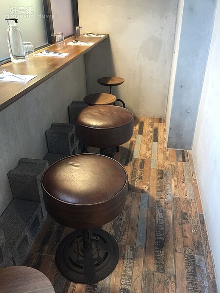 7.一個人來用餐也有隱密空間可以喝酒獨處，特別是這一排的椅子都是老件，其中一款做下去還會沉下去。
