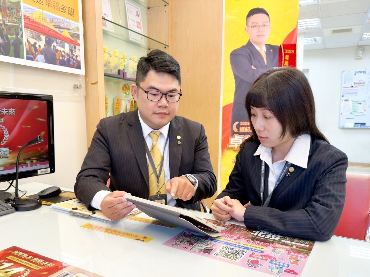 陳冠穎店長(圖左)表示,AI能協助增加練習的「量」,真人帶教則進一步提升學習的「質」,兩者相互搭配有助於縮短新人成長曲線。圖/永慶房產集團提供