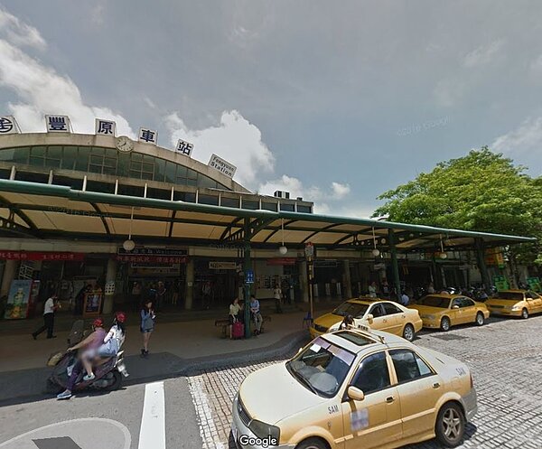 台中鐵路高架化通車已逾半個月,豐原火車站周邊仍無完善汽車停車場。(翻攝自Google Map)