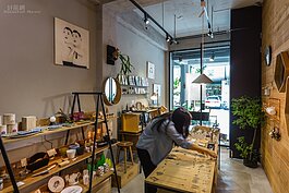 位於台中車站附近的「生活起物」，主要訴求在於生活中的美好事物。經營的兩夫妻以原生素材為主，透過物品與人的生活連結，營造出專屬於自身的生活經典。