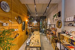 在宮原眼科旁的生活起物店內面積不大，卻處處充滿溫馨與貼近生活的感覺。商品部分除了有台灣原創外，也到國外尋找有共鳴的生活物品。