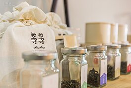 除了生活用品外，也有香醇濃郁的台灣特色茶販售。