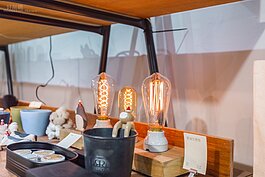 復古陶瓷燈座與愛迪生燈泡，是現在家庭或餐廳裝潢中非常熱門也常使用到的物件。