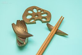 純銅仿洋蔥片與蓮藕，經過解說後一定會恍然大悟，原來是筷架跟開罐器。