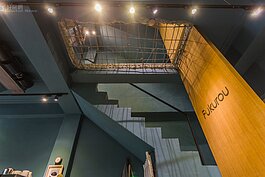 抬頭往二樓看，經營者特意將二樓樓板打空只留下鋼筋，十分具有強烈的後現代風格。