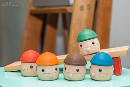 木作的玩偶，比起現代充滿聲光效果的玩具還要來得具有生命力。