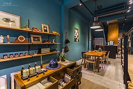 在生活起物隔壁則是有間名為「FUKUROU」複合經營的店面，一樓是展演空間以手作雜物，二樓則是販售衣服與髮廊，十分的特別。