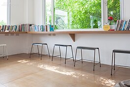 秋陽灑落在大片對外窗，竹葉所造成的影子映射在木板地上，說是畫也可以。