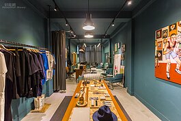 二樓服飾銷售與髮廊。