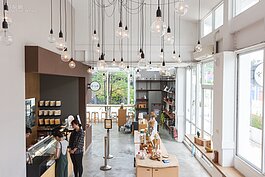 手作的定義已經不在侷限於生活用品，廣義的手作也包括美食。在台中勤美綠園道旁的「光之乳酪」，標榜純天然手工製作北海道半熟乳酪蛋糕。