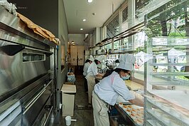 現場製作的工坊以透明玻璃相隔。