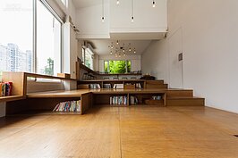 整個空間利用大片落地窗引入戶外光，讓光在室內嬉戲遊蕩，其他地方則是利用木板營造出高低落差的休憩區。在這邊可坐也可躺，不會有人干涉也不會有人皺眉頭，在此放鬆一整天也可以。