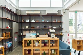 店面入口處有著令人愛不釋手的文創商品販售。