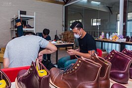 手作的皮鞋價格不斐，一雙萬元左右的售價算是偏高，但是比起機器製鞋來講卻顯得經久耐用。