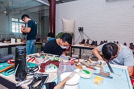 現在的皮鞋大都是工廠大量生產，因此昂貴耗時的手工皮鞋逐漸式微，不過卻有一群人不希望這項技藝失傳，在台中酒廠園區中開闢工作室，要讓手工皮鞋重新走入現代生活中。