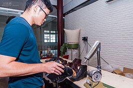 一雙手工皮鞋要經過三百多道工序，每一道工序都馬乎不得。