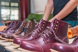 一雙手工皮鞋要經過三百多道工序，每一道工序都馬乎不得。