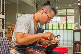 手工皮鞋製作一景。