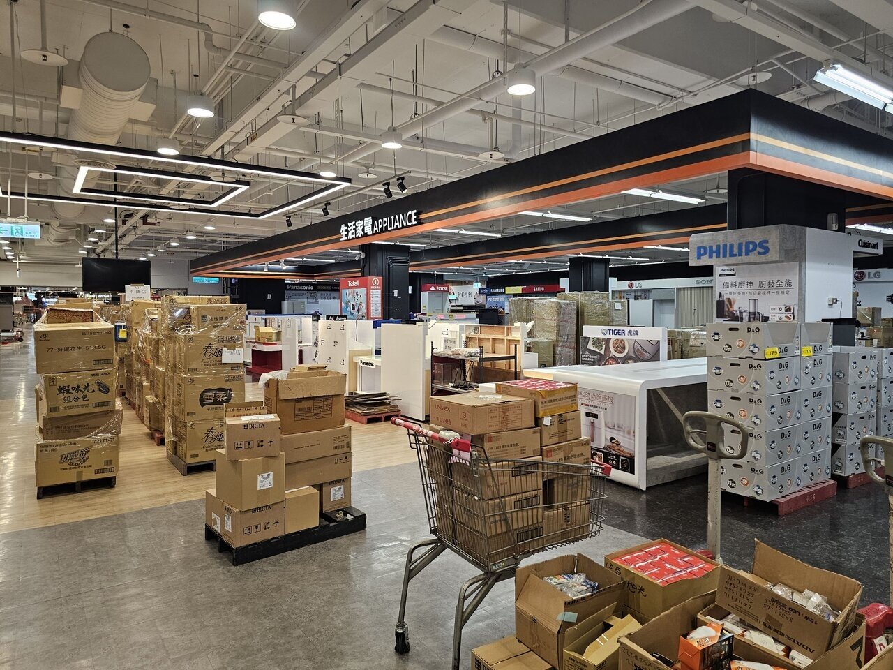 大全聯中崙店現場多數商品均已下架或是銷售完畢,僅剩零星的五金生活用品、泡麵等產品仍在販售。記者陳睿中/攝影