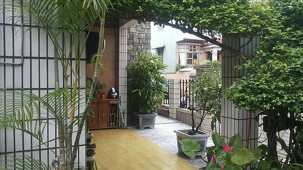 2-3.L型的庭院,種植肉桂、松柏、真柏、桂樹、榕樹外,還有扶桑、懶人蕉、沙漠玫瑰、九重葛等花卉盆栽。