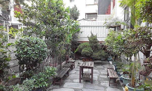 2-3.L型的庭院,種植肉桂、松柏、真柏、桂樹、榕樹外,還有扶桑、懶人蕉、沙漠玫瑰、九重葛等花卉盆栽。