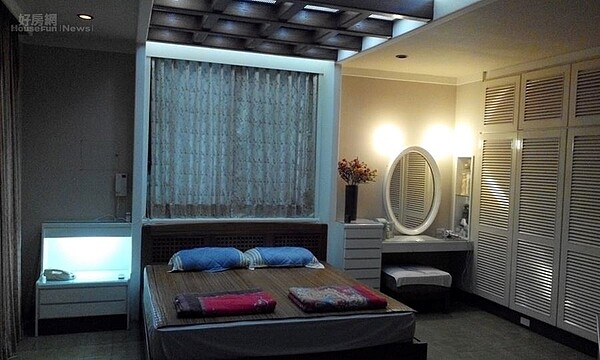 7.透天厝內高雅的主臥室。