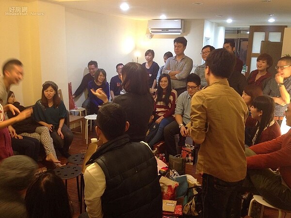 7.去跨年派對時最多曾擠進40人,雖然大家或坐或站非常擁擠,但來到這裡的每個人都感到自在開心。