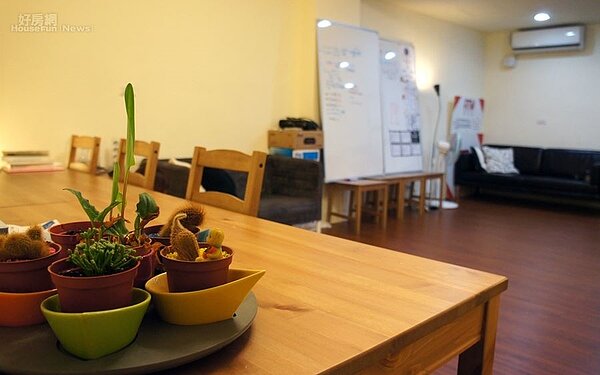 5.為賦予空間足夠彈性,大部份傢俱鄭佑軒都挑選能輕鬆挪動的。