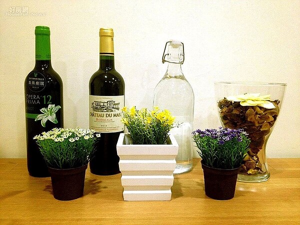 8.鄭佑軒注重生活品味,桌上擺著一瓶瓶紅酒收藏。