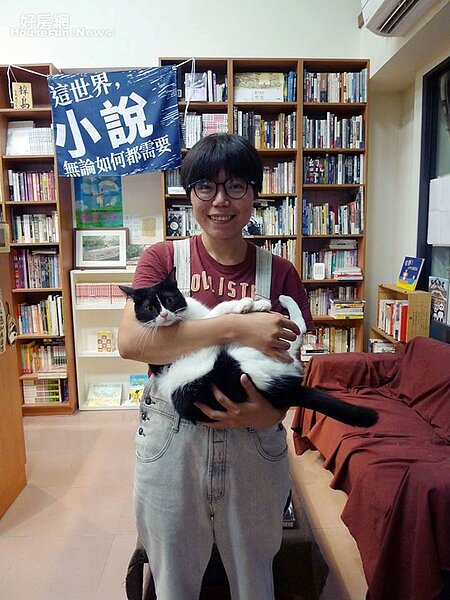 1.	在梓書房，曾淯潔快樂的當書與貓奴。
