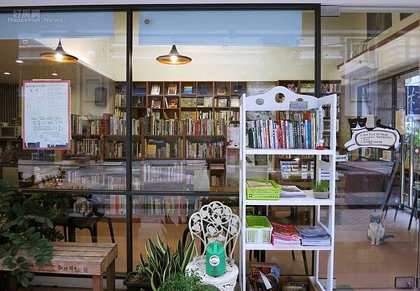 3. 大扇玻璃門窗,是街道中最明亮的一景。