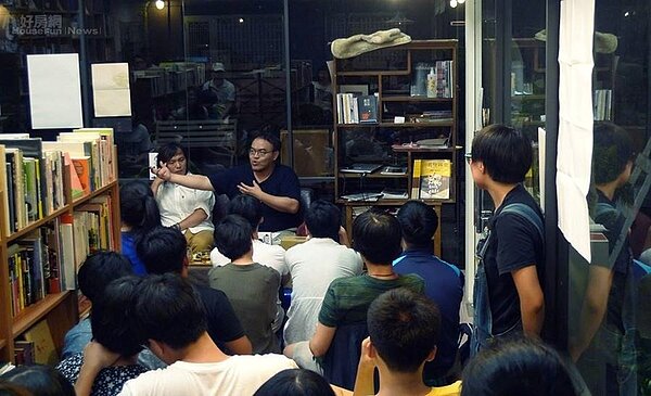 6.	作家駱以軍、蔡俊傑遠道而來辦講座。
