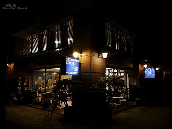 7.	亮在夜晚的燈光，宛如社區的守護者。
