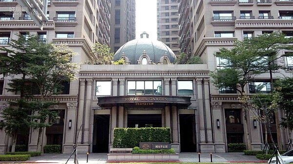 3.「國家世紀館」大門恢弘氣派,猶如置身歐洲。