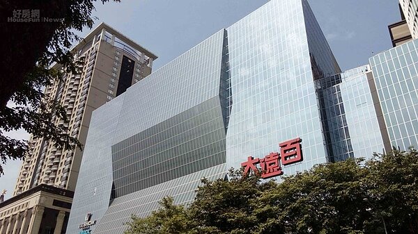 4.「大遠百」為新板特區重要生活圈，不論平假日都人潮滿滿。